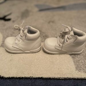 Toddler 4w white walking shoes-gently used